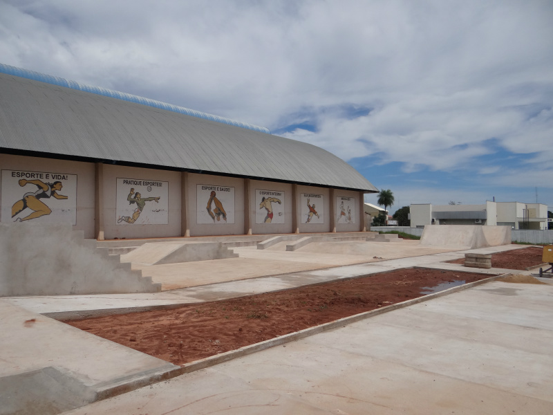 Projeto do vereador Fernando Fischer sugere nome para pista de skate de Amambai A pista de skate está sendo construida na rua Benjamin Constant, ao lado do ginásio Flávio Derzi / Foto: Moreira Produções