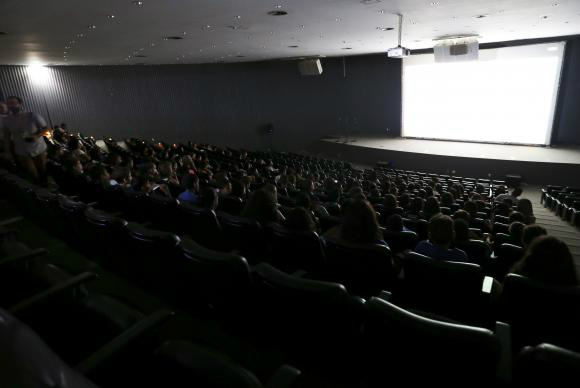 Quase metade dos brasileiros vive em cidade sem sala de cinema Crianças de escolas do DF assistem a filmes durante o Festivalzinho, atividade do 49º Festival de Brasília do Cinema BrasileiroMarcelo Camargo/Agência Brasil