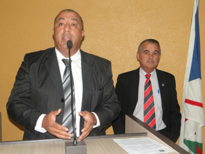 Vereador Carlinhos cobra calçamento na Pedro Manvailer até rio Panduí Vereador de Amambai, Carlinhos (PPS) / Foto: Moreira Produções
