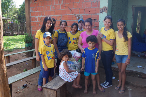 Rotary Kids entrega cesta básica em Amambai Turma do Rotakids junto com Maria Cícera e seus dois filhos mais novos. A mulher recebeu uma cesta básica. Foto: Moreira Produções.