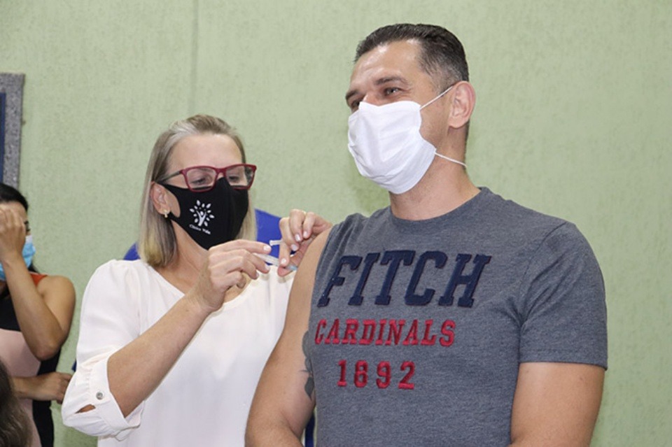 Vacinas contra Covid-19 são eficazes, mas ainda é possível infectar-se Registro fotográfico do momento em que o médico Jeferson Baggio toma a primeira dose da vacina contra a Covid-19 / Foto: Decom