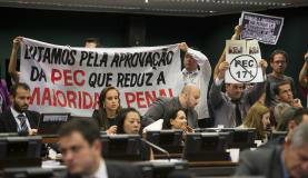 Manifestantes  acompanham  a votação  da  PEC  da Maioridade na CCJ / Marcelo Camargo/Agência Brasil