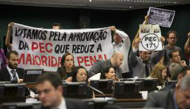 Comissão para analisar PEC da Maioridade Penal será instalada na semana que vem Manifestantes acompanham a votação da PEC da Maioridade na CCJ / Marcelo Camargo/Agência Brasil