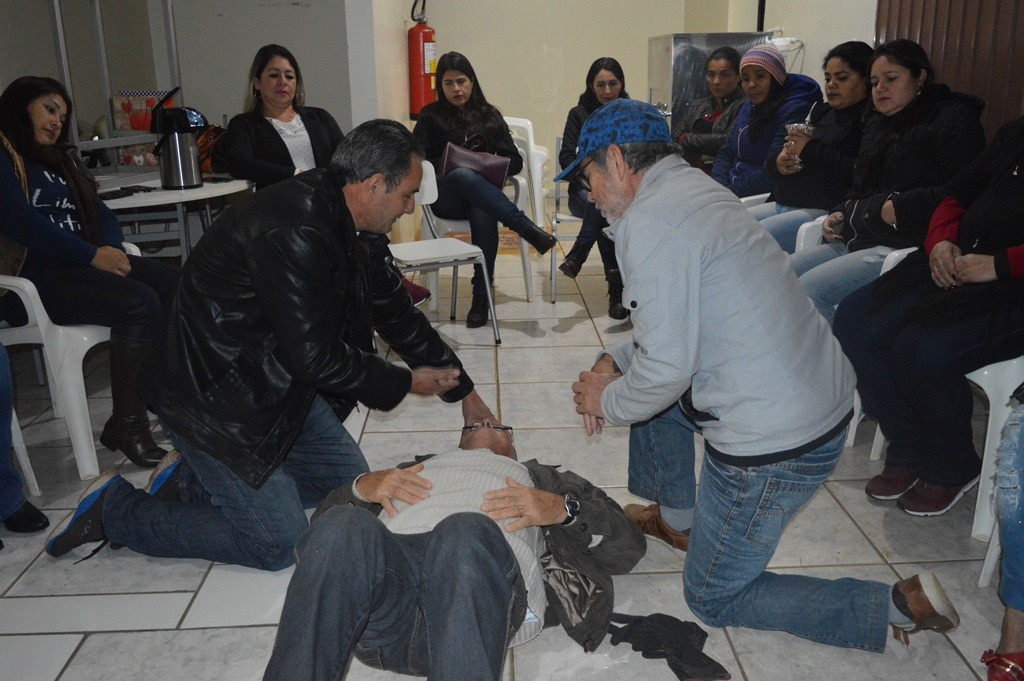 Na foto o técnico de segurança do trabalho, Cleir Pavão e o presidente do Simted, Humberto Vilhalva, durante simulação de atendimento dos primeiros socorros / Foto: Assessoria