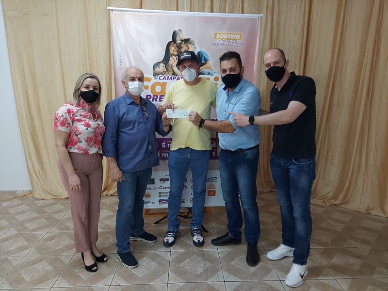 Márcio Mauri Fritschi levou para casa um cheque de R$ 10 mil. p prêmio principal da campanha / Foto: Raquel Fernandes - Amambai Notícias