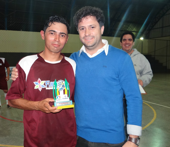 Bode, um dos artilheiros do campeonato com o presidente da Fundesc, Elton Marques / Foto: Moreira Produções