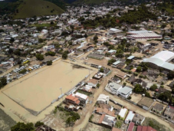 Sobe para 21 número de mortos por causa dos temporais em Minas Nas regiões mais afetadas, as equipes da Defesa Civil continuam distribuindo roupas, calçados, cobertores, colchões e água