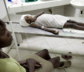 Menina com cólera no Haiti