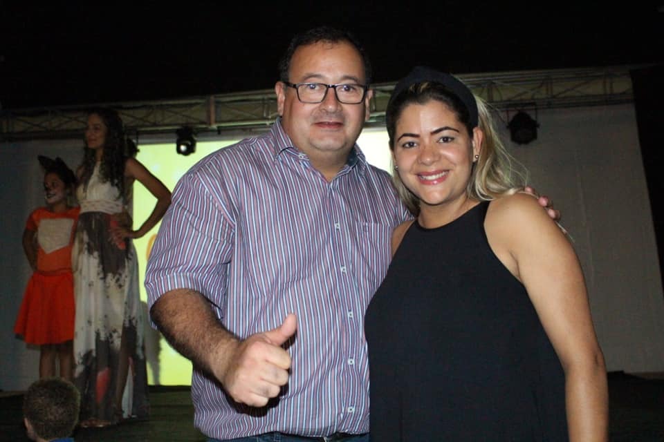 Prefeitura convoca agentes e profissionais da Cultura para cadastramento A artista e instrutora em Arte e Cultura da Sedesc, Alessandra Tavares e o prefeito de Amambai, Dr. Bandeira / Foto: Arquivo/Moreira Produções