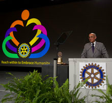 O então presidente eleito do RI, Kalyan Banerjee, revela seu lema durante a Assembleia Internacional em janeiro de 2011. Rotary Images
