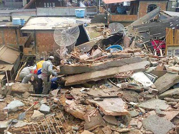 Rio: 4 bombeiros morrem e 3 desaparecem após deslizamento