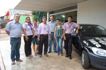Associação Comercial de Amambai entrega prêmios da campanha Natal da Gente A equipe da Loja Veneza de Amambai juntamente com a ganhadora do Celta 0 km, Ariely Celli e o presidente da Acia, Rodrigo Selhorst.
