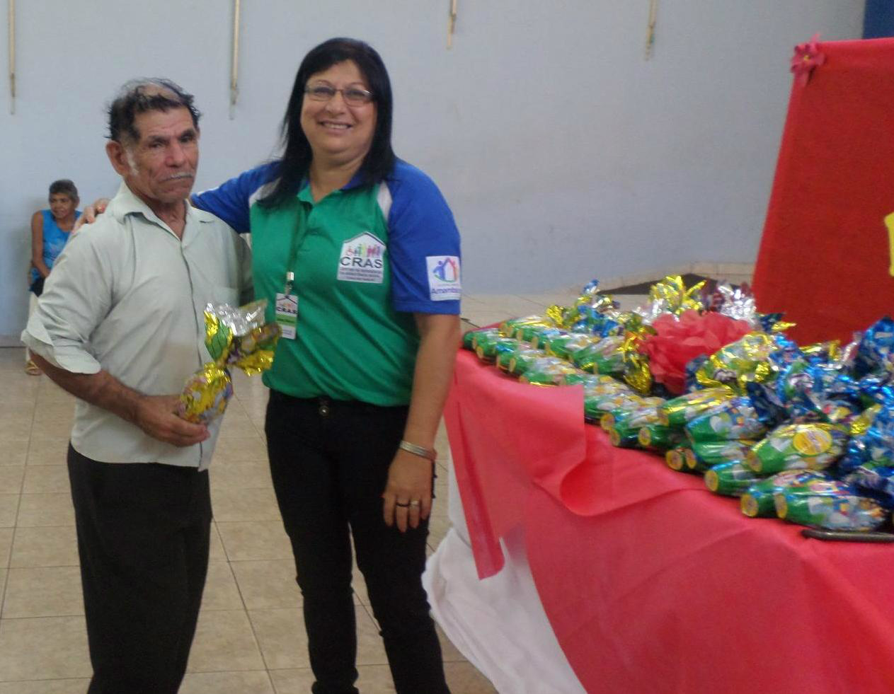 A coordenadora do Conviver, Maria Salete Ribeiro, durante entrega do ovo de páscoa a um membro do grupo / Foto: Assessoria