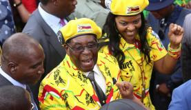 Robert e Grace Mugabe após encontro da União Africana