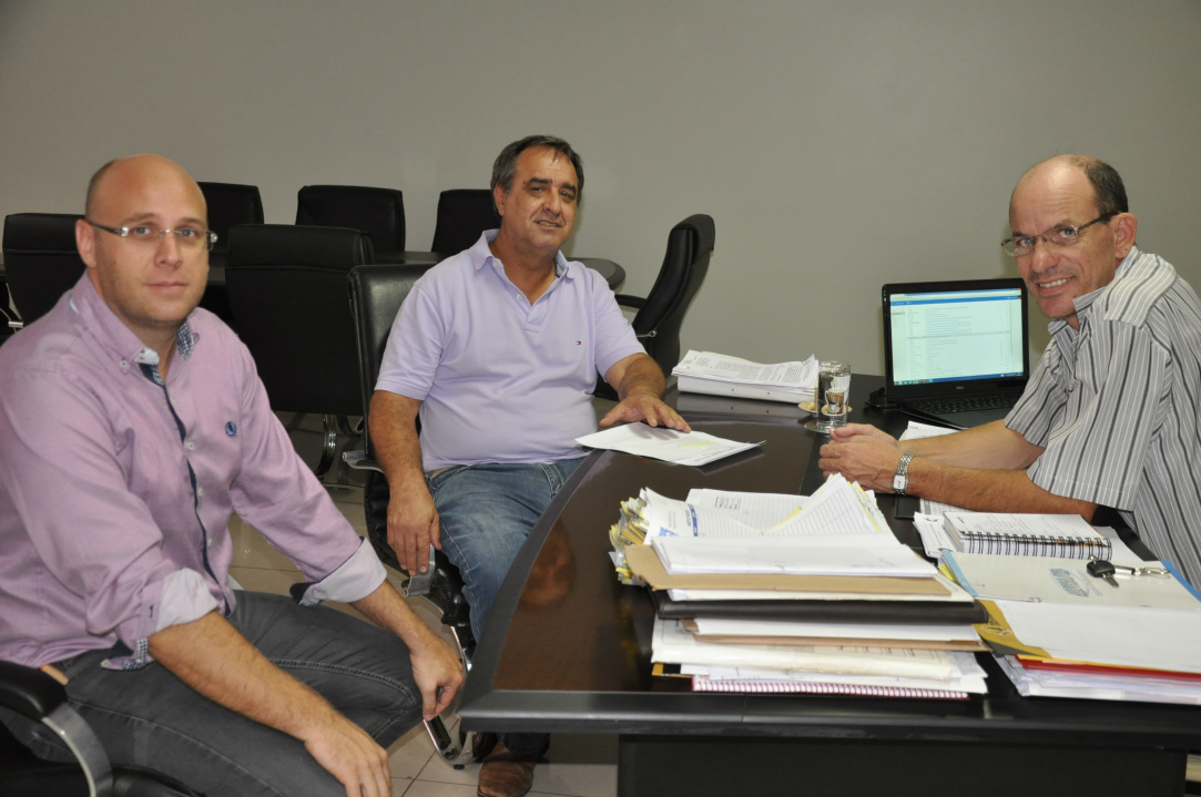 Novo secretário da Cidade e Habitação é apresentado em Amambai O prefeito Sergio Barbosa, juntamente com o secretário municipal de Gestão, Rodrigo Selhorst, durante assinatura da posse do novo secretário municipal, José Luis Karasek / Foto: Assessoria