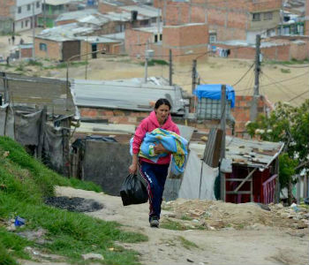 Mulher com criança na Colômbia. Foto: Acnur/S. Rich