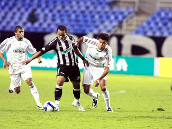 Botafogo vence o Fluminense e entra na briga pelo título do Brasileirão