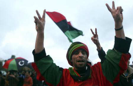 Pessoas gesticulam durante uma manifestação contra o que os manifestantes dizem ser a decisão do Congresso Nacional do país de estender o período que permanecerão no poder, em Benghazi.