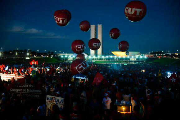 Milhares de manifestantes saem às ruas contra o impeachment Brasília - Manifestantes fazem ato contra impeachment em frente ao Congresso Nacional Wilson Dias/Agência Brasil