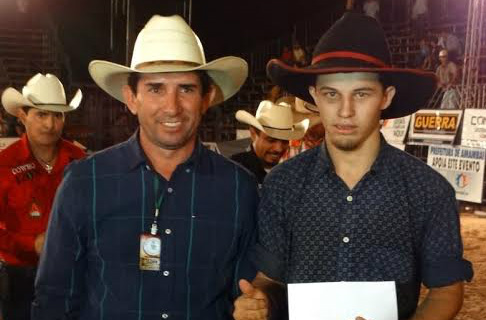 Peão de Aral Moreira é o 4º na montaria em touros na Expobai