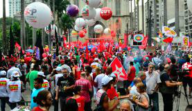 Milhares de manifestantes saem às ruas contra o impeachment São Paulo - Frente Brasil Popular e Frente Povo Sem Medo realizam ato em defesa da democracia e contra o impeachment Rovena Rosa/Agência Brasil