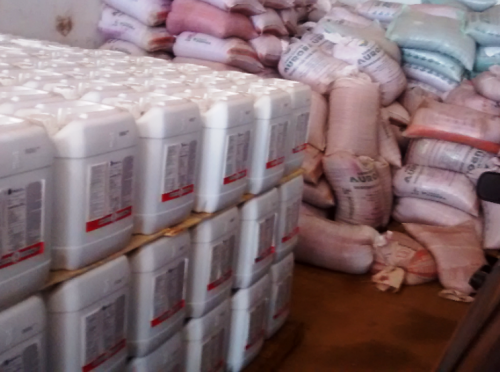 O armazenamento do produto perigoso estava junto a sementes de soja e milho e não havia rótulos de riscos no local / Foto: Divulgação