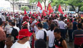 Milhares de manifestantes saem às ruas contra o impeachment Salvador - Ato contra o impeachment em Salvador reúne cerca de 12 mil pessoas, segundo a PM Sayonara Moreno/Agência Brasil