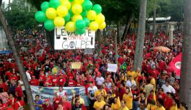 Milhares de manifestantes saem às ruas contra o impeachment Recife - Ato em defesa da democracia contra o impeachment da presidenta Dilma Sumaia Villela/Agência Brasil