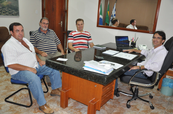 Prefeito Dirceu Lanzarini, secretário de obras Dilmar Bervian junto com representantes da empresa responsável pelas obras. Segundo Lanzarini, esta é a maior obra de saneamento da história de Amambai.