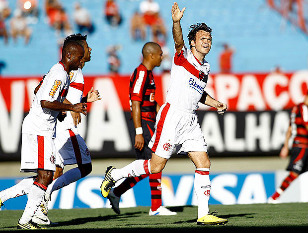 Petkovic comemora o gol de pênalti contra o Atlético-GO (Foto: Ueslei Marcelino / Agência Estado)