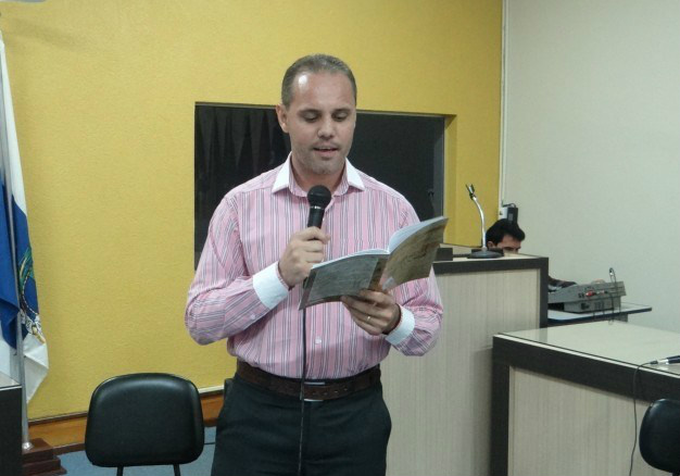 O escritor e policial militar, o amambaiense Rogério Fernandes Lemes, em lançamento dos livros  livros - “Amambai com Poesia” e o cordel “Cidade Crepúsculo”, em 2013, em Amambai.