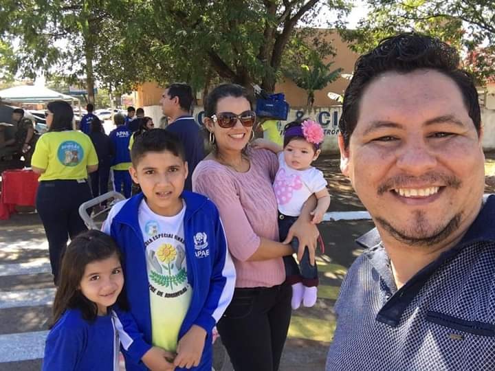 Apae de Amambai mudou as vidas de Willian e Kelly Willian ao lado da mãe, dos irmãos e do padrasto / Foto: Arquivo Pessoal