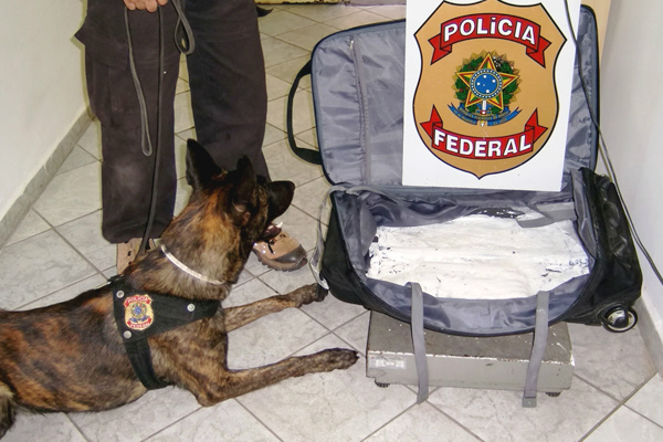 PF prende português com cocaína impregnada em mala no aeroporto de Corumbá