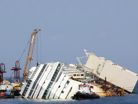 Os cinco empregados da empresa Costa Cruzeiros receberam penas de prisão que variam de 18 a 24 meses. O costa Concordia naufragou em janeiro de 2012, causando a morte de 32 pessoas(Enzo Russo / Agência Lusa)