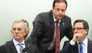 Líder do governo, André Moura (centro) deve apresentar amanhã requerimento para agilizar a propostaFoto: Arquivo/Marcelo Camargo