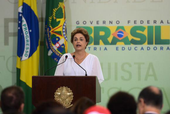 Dilma: “não vamos permitir que nossa democracia seja manchada” A presidente Dilma Roussef disse que “precisamos nos manter vigilantes e oferecer resistências às tendências antidemocráticas e às provocações