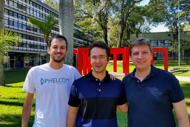 Ex-alunos da USP - Diego Lencione, Flavio Vieira e José Augusto Stuchi - desenvolveram um equipamento que reduz os custos de um exame de retina Foto: USP Divulgação 