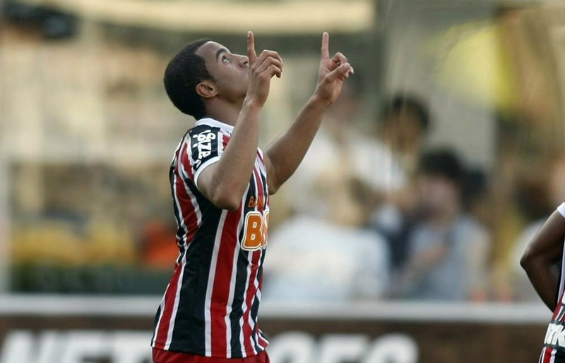 Lucas vibra com golaço na Vila: "Minha jogada característica"