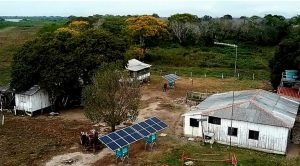 Com apoio do Governo do Estado, energia solar expande em Mato Grosso do Sul Placa solar em comunidades ribeirinhas de Corumbá Foto:Divulgação