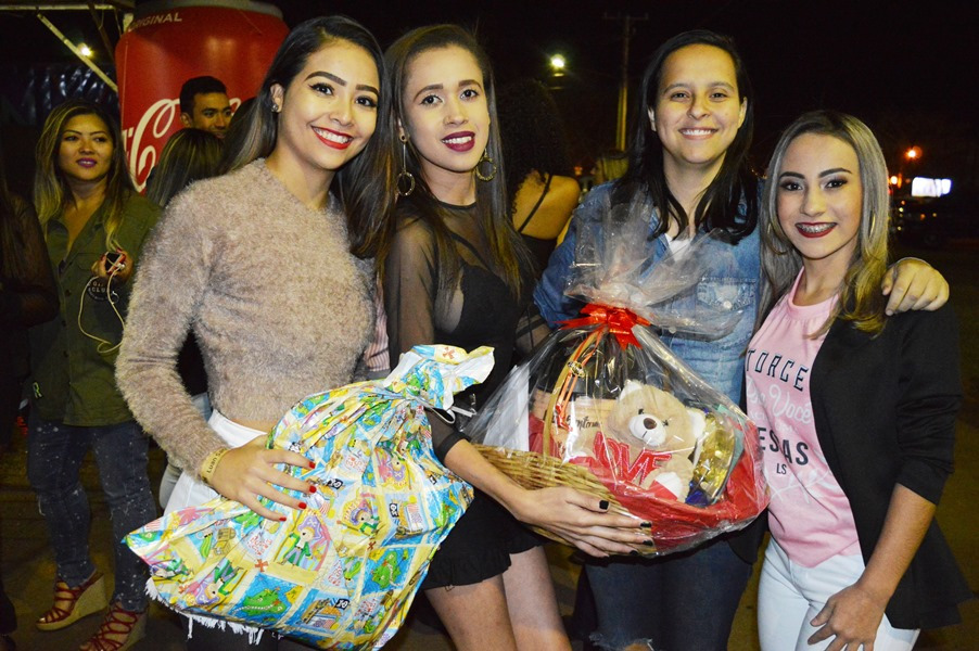 Quatro, das cinco fãs contempladas para ter acesso ao camarim de Luan Santana, entre elas, Rayane Maciel, que está de rosa com casaco preto e Dandara, que esta vestida de preto /  Foto: Moreira Produções