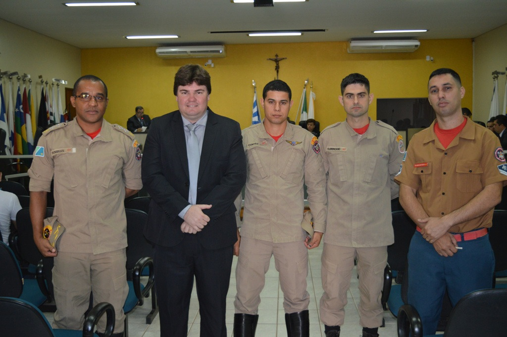 Vereador Maikell encampa luta para construção de piscina no Corpo de Bombeiros O vereador Maikell Ruiz com o comandante do 16º SGB, major Romiran Cerqueira e bombeiros lotados na unidade . Os militares acompanharam apresentação da matéria no legislativo de Amambai / Foto: Moreira Produções