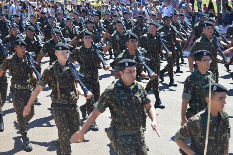 Desfile cívico-militar contou com a participação de cerca de 40 entidades 17º RC Mec participou da programação / Foto: Moreira Produções