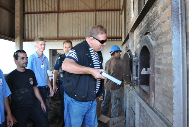 Delegado da Polícia Civil de Amambai, Claudineis Galinari, iniciando a incineração da droga. Foto: Moreira Produções.