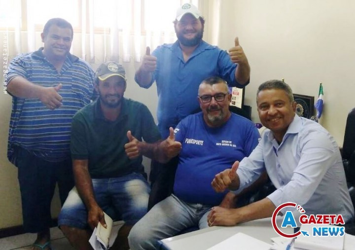 Darci solicita iluminação pública para loteamento rural de Amambai Darci, com o presidente Pedro Nunes e membros da comunidade do Loteamento Querência. O vereador encampou a luta pela conquista de iluminação pública para aquela comunidade rural. (Foto: Divulgação)