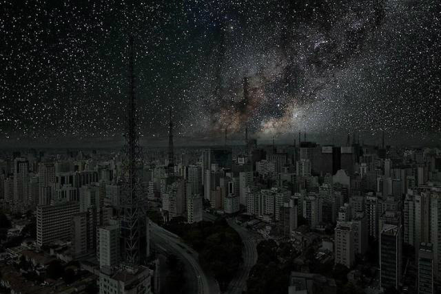 Veja como seria o céu das grandes cidades sem poluição luminosa São Paulo também foi registrada pelas lentes de Cohen Fonte da imagem: Reprodução/Thierry Cohen