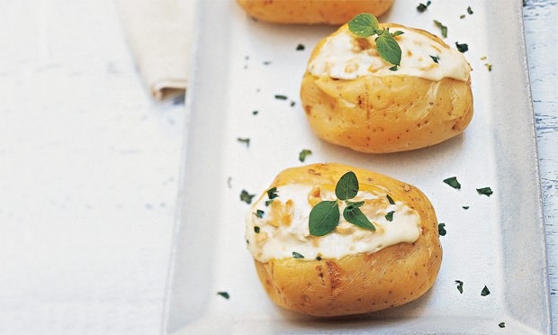Receita de domingo: Batata recheada com frango Receita de domingo: Batata recheada com frango