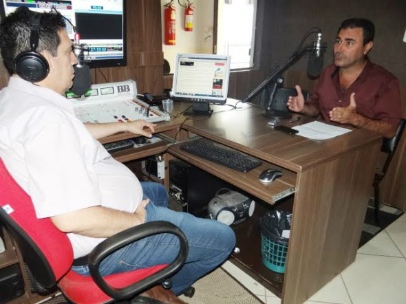 Pré-candidato a prefeito de Amambai, Gilmar Vicentin (PDT), sendo entrevistado no programa Tribuna LivreFoto: Moreira Produções