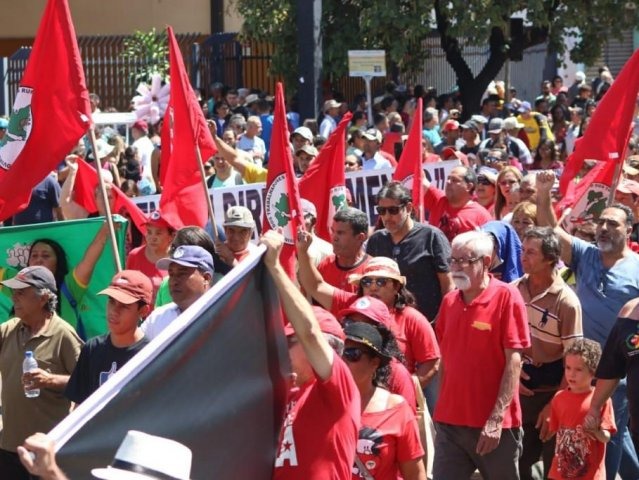 Integrantes do grupo do Grito dos Excluídos passam pelo Desfile de 7 de Setembro, em Campo Grande. (Foto: Henrique Kawaminami).