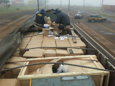 Carreta transportando equipamentos hospitalares e outros produtos contrabandeados foi apreendida em MS (Foto: Divulgação/PRF)