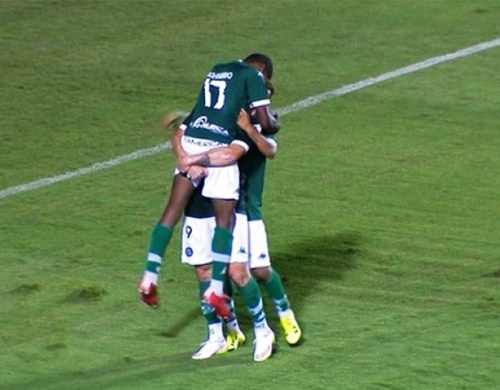 Carlos define no primeiro lance, Goiás vence e aumenta jejum do Sport: 1 a 0 Carlos é abraçado pelos companheiros ao marcar o gol da vitória do Goiás no Serra (Foto: Reprodução/Premiere)